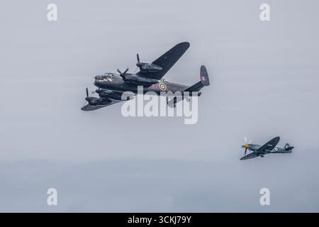 Battle of Britain Memorial Flight : Lancaster Bomber PA474 et Spitfire PR Mk XIX PM631 volant pendant le Festival International Ayr Show de F.ight. Banque D'Images