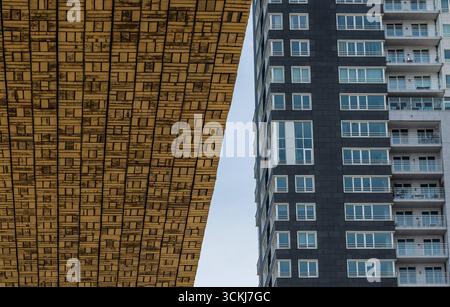 Le bâtiment Herman Teirlinck du gouvernement flamand et la tour Upsite à Laeken, Bruxelles, Belgique 15 AVRIL 2020 Banque D'Images