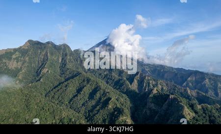 Majestueux Mont Inerie à Flores, Indonésie au lever du soleil Banque D'Images