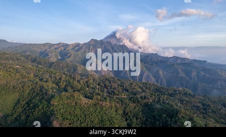 Majestueux Mont Inerie à Flores, Indonésie au lever du soleil Banque D'Images