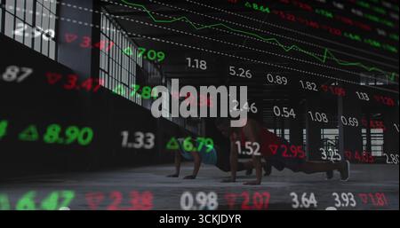 Effectuer des pompes, duo de fitness dans la formation d'équipement d'entraînement dans la salle de gym d'entrepôt avec superposition de données de marché Banque D'Images