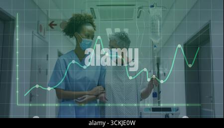Infirmière guidant portant des gommages bleus pour stabiliser le patient marchant dans le couloir de l'hôpital, potence à perfusion, graphique linéaire Banque D'Images