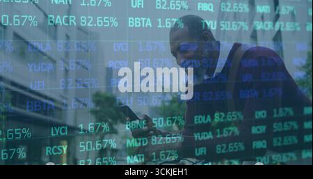 Homme senior vérifiant le téléphone dans la plaza, portant un pull et un sac de messager, superposition de ticker, espace de copie Banque D'Images