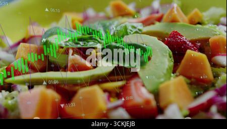 Montrant l'avocat et la salade de fraises sous la superposition de chandelier, marquant le temps et les flèches dans le studio Banque D'Images