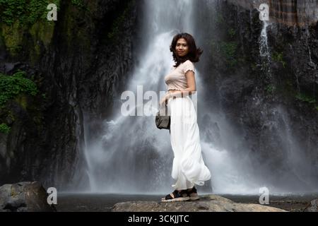 Femme à la cascade de Gitgit à Bali, Singaraja, Indonésie Banque D'Images