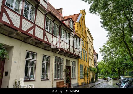 Bâtiments sur an der Obertrave, une rue populaire le long de la rivière Trave dans la ville hanséatique historique de Lübeck dans le Schleswig-Holstein, au nord de l'Allemagne Banque D'Images
