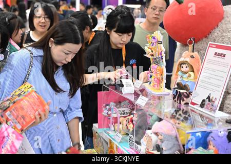 Pékin, Chine. 12 septembre 2025. Les gens voient les produits au stand de Beijing Chaoyang Disctrict à la Foire internationale du commerce des services de Chine 2025 (CIFTIS) à Beijing, capitale de la Chine, le 12 septembre 2025. Le CIFTIS 2025 se tient du 10 au 14 septembre au parc Shougang à Pékin. La foire de cette année présente un large éventail de produits culturels et créatifs, qui sont très populaires auprès des visiteurs. Crédit : Sui Shangjun/Xinhua/Alamy Live News Banque D'Images