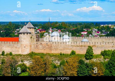 Églises de Saint-Nicolas et la Dormition de la Vierge à l'intérieur de la forteresse Ivangorod, un château médiéval russe situé près de la frontière internationale avec Banque D'Images