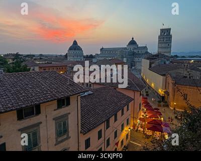 Au crépuscule, au-dessus du monument de la Tour penchée, la Cathédrale et le Baptistère sur la Piazza Del Duomo à Pise dans la région toscane de l'Italie. Ci-dessous se trouve le lon Banque D'Images