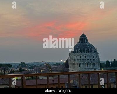 Au crépuscule sur le monument du Baptistère sur la Piazza Del Duomo à Pise dans la région toscane de l'Italie. Banque D'Images