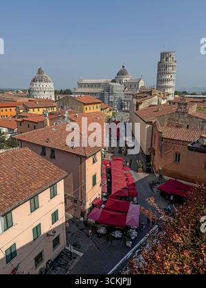 Horizon des trois célèbres monuments de Pise, le dôme du Baptistère, la cathédrale de Pise et la tour penchée ci-dessous est la longue rue, via Santa Mar Banque D'Images