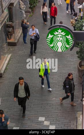 Chengdu, Chine, Sichuan, touristes chinois visitant le centre historique de la vieille ville, Starbucks Coffee Shop signe, logo, grand angle Banque D'Images