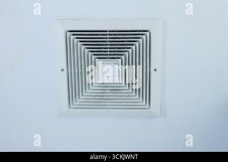 Ventilateur de soufflerie d'extraction, qui est installé au plafond. Banque D'Images