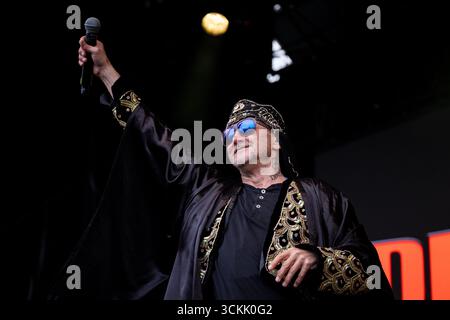 Trondheim, Norvège. 23 août 2025. Dr Bombay donne un concert lors du spectacle We Love the 90s and 2000s à EC Dahls à Trondheim. Banque D'Images