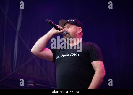 Trondheim, Norvège. 23 août 2025. Le DJ Howard a été l'hôte lors du spectacle We Love the 90s and 2000s à EC Dahls à Trondheim. Banque D'Images