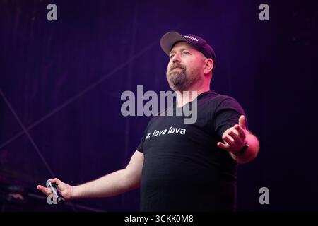 Trondheim, Norvège. 23 août 2025. Le DJ Howard a été l'hôte lors du spectacle We Love the 90s and 2000s à EC Dahls à Trondheim. Banque D'Images