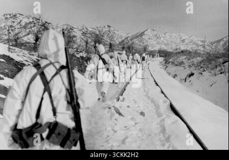 KUMGANGSAN, CORÉE - 01 janvier 1952 - Une escouade du 3e peloton de l'armée américaine, compagnie F, 2e bataillon, 23e régiment d'infanterie, 2e division d'infanterie américaine, quitte des positions de bunker en patrouille à Kumgangsan, Corée pendant la guerre de Corée - photo : Geopix / US Army / Hughes Banque D'Images