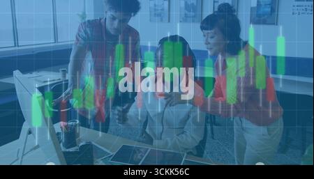 Examen des collègues en tenue professionnelle affichage des graphiques de stock au bureau, avec moniteur, tablette et tasse Banque D'Images