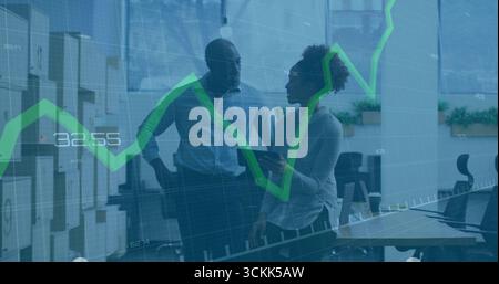 Collègues debout portant une tenue professionnelle examinant la tablette au bureau avec un graphique vert superposé Banque D'Images