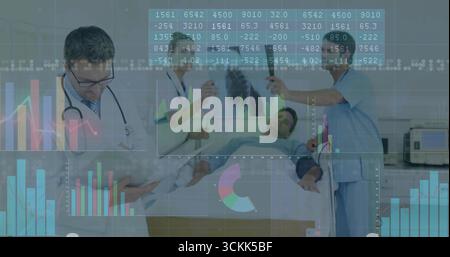 Examen des radiographies thoraciques, médecin et infirmières examinant le patient sur le lit d'hôpital, avec superposition des données Banque D'Images