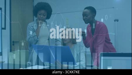 Analyse de trois femmes dans les affaires-décontractées examinant le classeur bleu à la table de conférence, avec ordinateur portable Banque D'Images