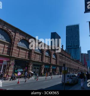 Une vue de la partie sud de Deansgate, Manchester, montrant la façade du dépôt de marchandises LNER, Beetham Tower. Banque D'Images