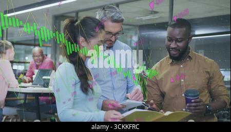 Examinant les documents, trois professionnels debout dans un bureau ouvert avec reliure et superpositions de données Banque D'Images