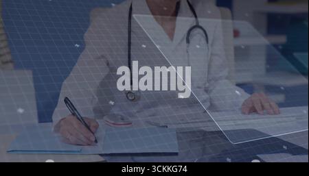 Médecin féminin portant une blouse de laboratoire, stéthoscope, écriture sur presse-papiers dans le cabinet clinique, avec stylo Banque D'Images