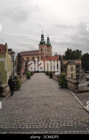 Église Sainte-Marie vue sur le pont gothique Saint-Jean, Klodzko, Silésie, Pologne. Banque D'Images