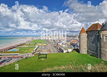 Une vue surélevée capture Dieppe et son littoral. Le château historique en pierre avec des tours pointues surplombe la ville et les rues urbaines menant à a lo Banque D'Images