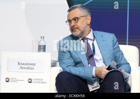 Saint-Pétersbourg, Russie. 11 septembre 2025. Vladimir Legoyda, chef par intérim du Service de presse du Patriarche de Moscou et de toute la Russie à la session Alexander Nevskys le choix historique et sa signification le cadre du XI Forum international de Petersburg des cultures Unies, qui se déroule à Pétersbourg. Crédit : SOPA images Limited/Alamy Live News Banque D'Images
