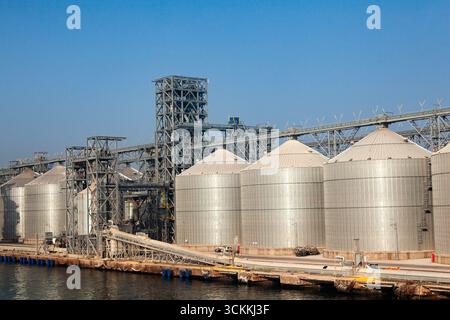 Terminal de stockage de céréales dans le port maritime de Constanta Roumanie. Banque D'Images