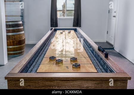 Jeu de table de palets et palets dans la chambre à la maison. Vue en perspective basse. Banque D'Images