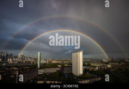 Londres, Royaume-Uni. 12 septembre 2025. Météo britannique : un double arc-en-ciel massif se brise au-dessus de l'est de Londres après une brève tempête de pluie l'après-midi. Crédit : Guy Corbishley/Alamy Live News Banque D'Images
