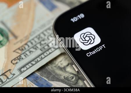 New York, États-Unis - 12 septembre 2025 : application Chatgpt sur l'écran de smartphone avec fond dollar vue rapprochée Banque D'Images