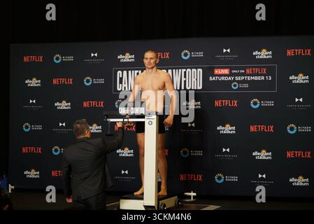 Las Vegas, États-Unis. 12 septembre 2025. LAS VEGAS, NV - 12 SEPTEMBRE : Serhii Bohachuk pose sur la balance lors du Canelo v Crawford : pesée officielle à Fontainebleau Las Vegas le 12 septembre 2025, à Las Vegas, USA. (Photo de Diego Ribas/PxImages) crédit : Px images/Alamy Live News Banque D'Images