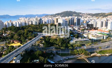 Vue aérienne du centre-ville de Florianopolis, Santa Catarina, avec le pont suspendu Hercilio Luz, le parc Luz, le belvédère et la zone urbaine Banque D'Images