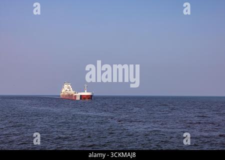 Un cargo voyageant sur le lac supérieur. Banque D'Images