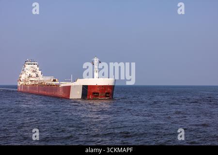 Un cargo voyageant sur le lac supérieur. Banque D'Images