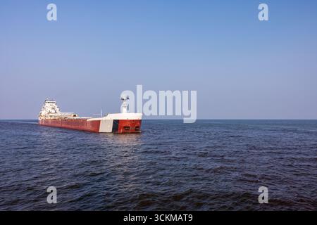 Un cargo voyageant sur le lac supérieur. Banque D'Images