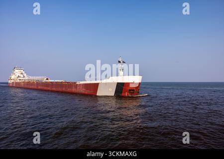Un cargo voyageant sur le lac supérieur. Banque D'Images