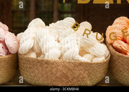 28 août 2025, Bruges, Belgique — tourbillons décoratifs de guimauve blanche avec un léger enrobage de sucre disposés dans un panier. Banque D'Images