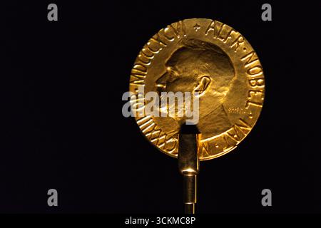 La médaille du prix Nobel de la paix. Norvège, Oslo 12 septembre 2025 : la médaille du Prix Nobel de la paix tourne devant un fond noir. La médaille fait partie de l'exposition War is Peace au Nobel Peace Center Nobels Fredssenter à Oslo du 12 septembre 2025 au 7 avril 2026. *** La médaille du prix Nobel de la paix Norvège, Oslo 12 septembre 2025 la médaille du prix Nobel de la paix tournant devant un fond noir la médaille fait partie de l'exposition la guerre est la paix au Centre Nobel de la paix Nobels Fredssenter à Oslo du 12 septembre 2025 au 7 avril 2026 Banque D'Images