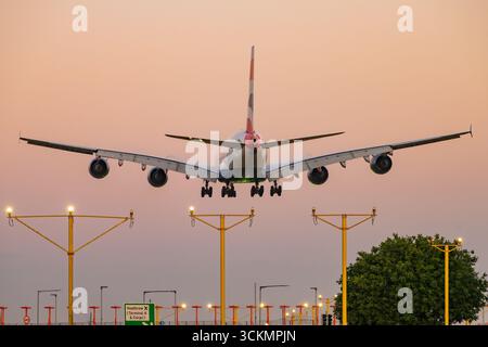 Le superjumbo Airbus A380 a capturé l'atterrissage au lever du soleil à l'aéroport de Londres Heathrow. Banque D'Images