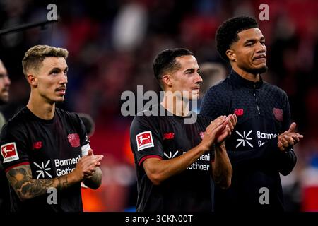 LEVERKUSEN, ALLEMAGNE - 12 SEPTEMBRE : Alejandro Grimaldo de Bayer 04 Leverkusen, Lucas Vazquez de Bayer 04 Leverkusen et Malik Tillman de Bayer 04 Leverkusen applaudissent les supporters lors du match de Bundesliga entre Bayer 04 Leverkusen et Eintracht Frankfurt à BayArena le 12 septembre 2025 à Leverkusen, Allemagne. (Photo de René Nijhuis) Banque D'Images