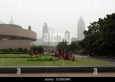 Place du peuple un jour de pluie à Shanghai, Chine Banque D'Images