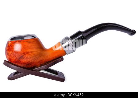 Vieille pipe à fumer en bois brun sur fond blanc, isolé. Banque D'Images