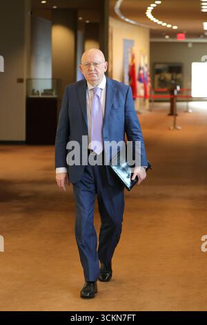NEW YORK, NY – 12 SEPTEMBRE 2025 : Vassily Nebenzia, Représentante permanente de la Fédération de Russie auprès des Nations Unies, traverse le siège de l’ONU après s’être adressée à la réunion du Conseil de sécurité sur les menaces à la paix et à la sécurité internationales. La session a porté sur les défis mondiaux en matière de stabilité et de prévention des conflits. (Photo : Luiz Rampelotto/EuropaNewswire) Banque D'Images