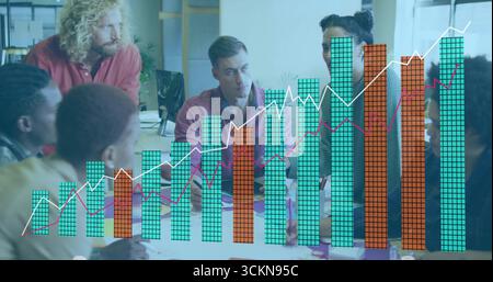 Examen des données, six collègues collaborant dans la salle de conférence, avec ordinateur portable et graphique AR Banque D'Images