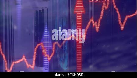 Affichage d'un graphique de ligne financière rouge fluctuant avec une flèche vers le haut sur les racks de serveurs avec des lignes de grille Banque D'Images